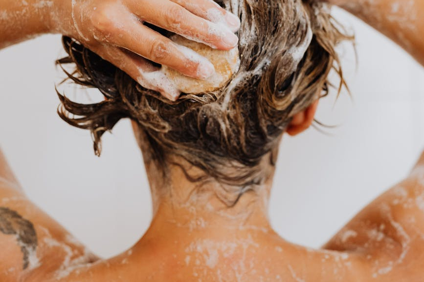 Barra x Pastilha: qual o melhor xampu sólido para o seu tipo de&nbsp;cabelo?